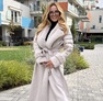 Beatrix kabát beige – Hosszított női télikabát szőrmegallérral, steppelt ujjal és megkötős övvel – Innova Fashion